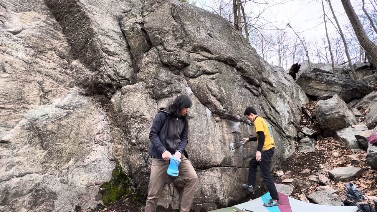 V4 Underqueen climbing video by Takuto Lehr
